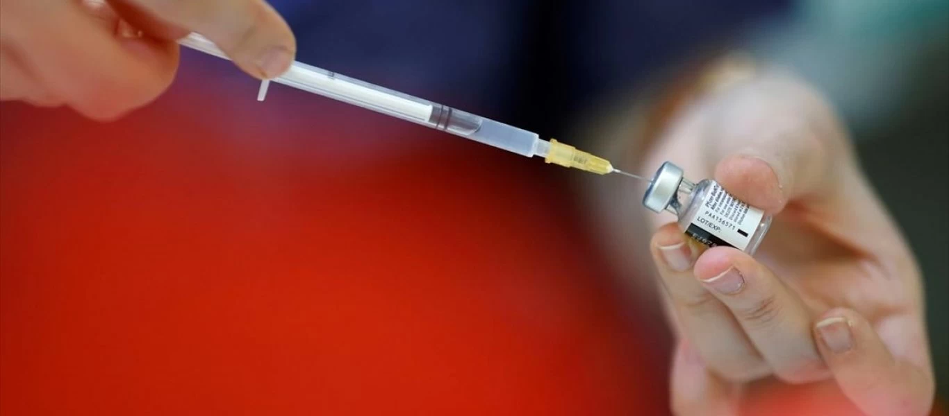 «Έσχατη λύση» ο υποχρεωτικός εμβολιασμός γιατρών και νοσηλευτών σύμφωνα με την Επιτροπή Βιοηθικής